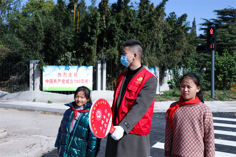 紅綠燈十字路口開展文明交通執(zhí)勤志愿服務(wù)活動(dòng) (19).jpg